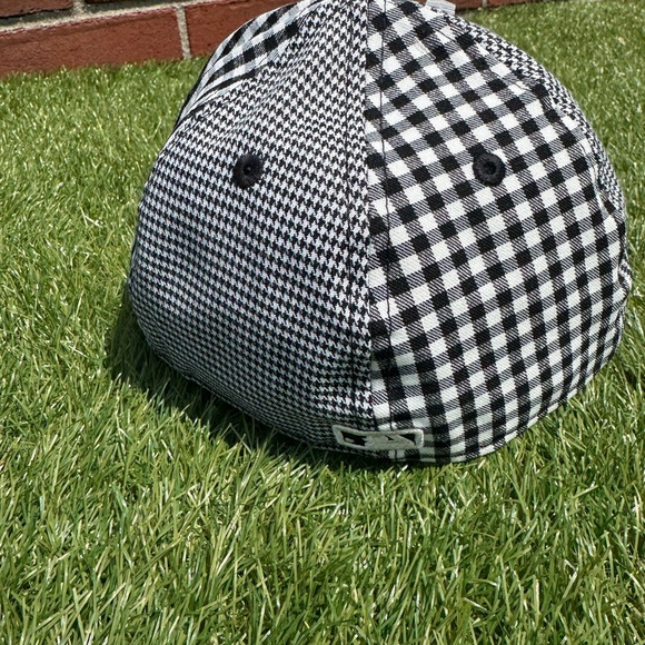 Chicago Cubs Fitted Hat | New ERA | Size 7 1/4 - Picture 4 of 8